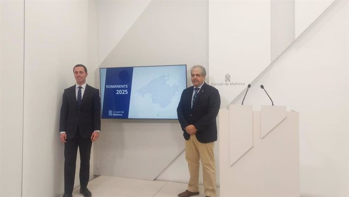 El presidente del Consell de Mallorca, Llorenç Galmés, y el conseller insular de Hacienda, Rafel Bosch.