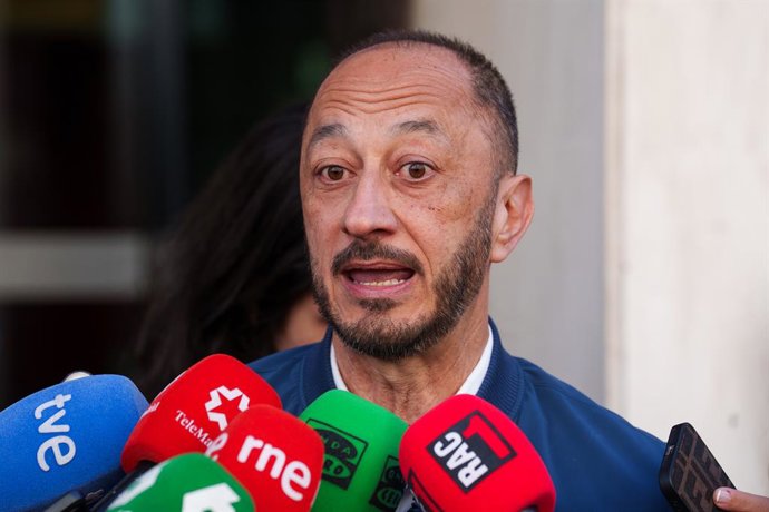 O Secretário de Política Institucional e Treinamento da CEF do PSOE, Alfonso Rodríguez Gómez de Celis, dá declarações à mídia, na porta do PSOE, em 7 de abril de 2025, em Madri (Espanha).