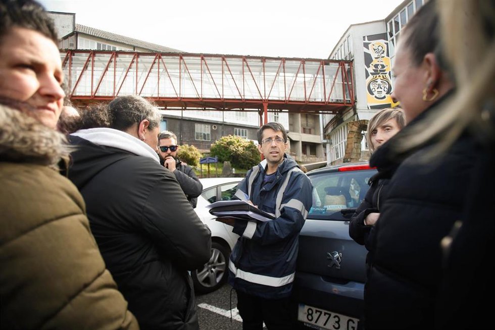 Un inspector junto a los trabajadores de la fábrica de cerámica de  Sargadelos, que se han concentrado al llegar al trabajo, a 3 de abril de 2025, en Cervo, Lugo, Galicia (España). Los trabajadores de Sargadelos continúan preocupados tras el anuncio de 