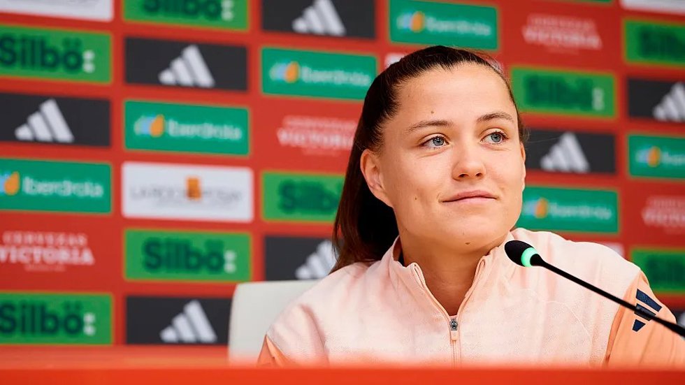 La jugadora española Claudia Pina en rueda de prensa previa al partido contra Portugal en Vigo