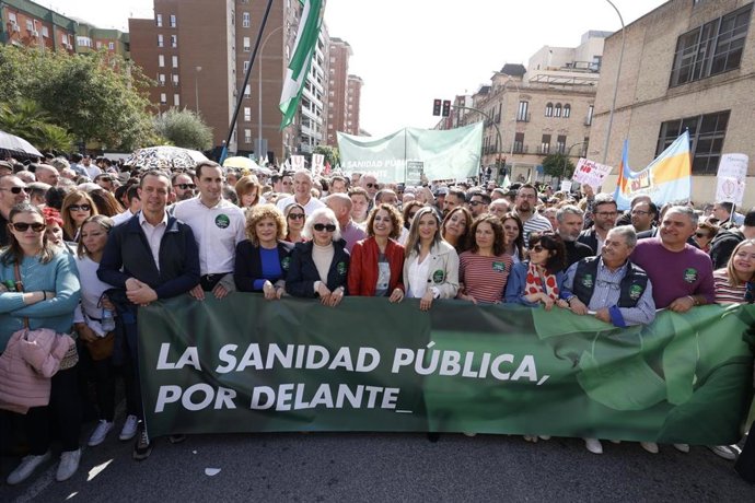 Representantes del PSOE-A en la manifestación por la sanidad pública andaluza en Sevilla el 5 de abril de 2025.