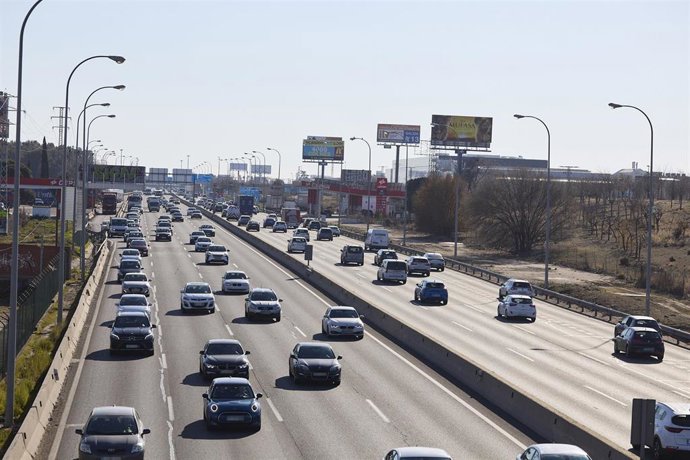 Archivo - Decenas de coches en la A-4, a 27 de diciembre de 2024, en Madrid (España). La segunda fase del dispositivo especial de la DGT con motivo de las fiestas navideñas comienza hoy, 27 de diciembre, y se prolongará hasta la medianoche del miércoles 1
