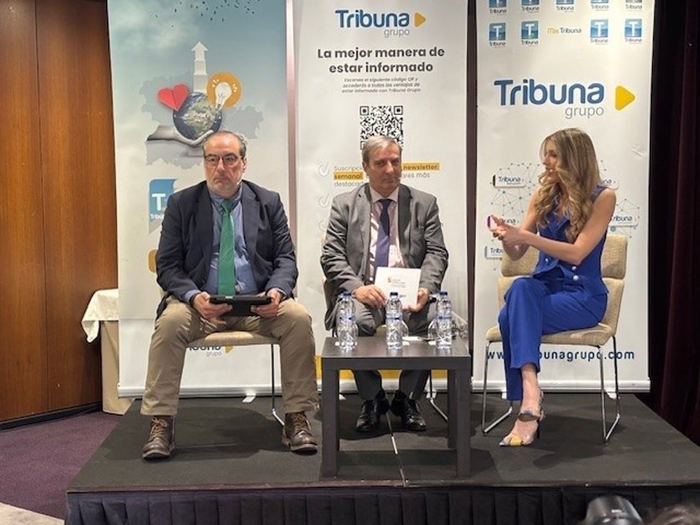 La implantación de la gratuidad del transporte que gestiona la Junta prevé superar los 15 millones de viajes al año. El consejero José Luis Sanz Merino, en el centro de la fotografía.