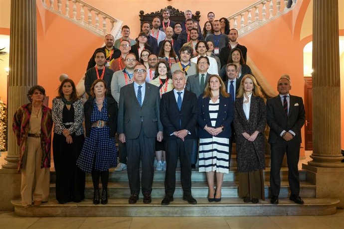 Foto de familia de Arturo Bernal, José Luis Sanz y Angie Moreno con los directivos de las aerolíneas que participan en el 'Routes Europe 2025', antes de la reunión en el Salón Colón.