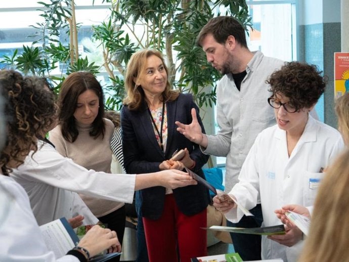 La consejera de Salud, María Martín, junto al gerente del SERIS, Luis Ángel González, la directora de Salud Pública, Consumo y Cuidados, Eva Martínez, y miembros de la Escuela de la Salud de La Rioja, presentan las actividades Día Mundial Salud