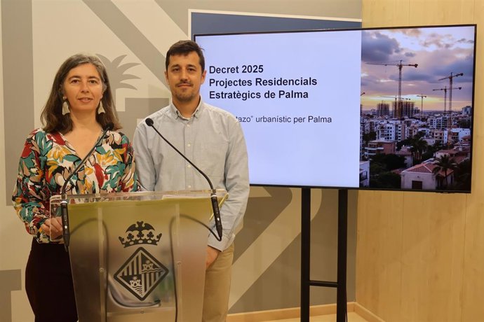 La portavoz de MÉS per Palma en el Ayuntamiento, Neus Truyol, y el diputado Ferran Rosa.