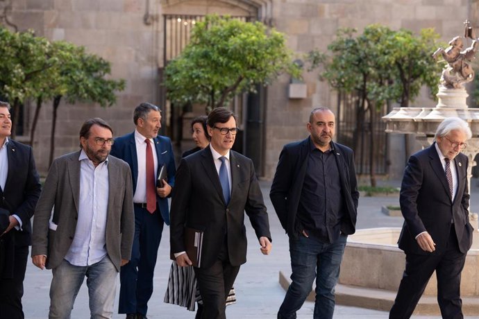 El presidente de la Generalitat, Salvador Illa, durante una reunión, en el Palau de la Generalitat, a 7 de abril de 2025, en Barcelona, Catalunya (España). La reunión tiene lugar para dar respuesta a los aranceles del 20% interpuestos por el presidente de