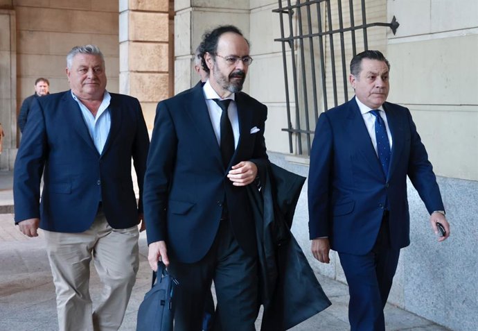 Los hermanos López Magdaleno junto a su abogado, a su llegada a la Audiencia de Sevlla para la nueva sesión del juicio