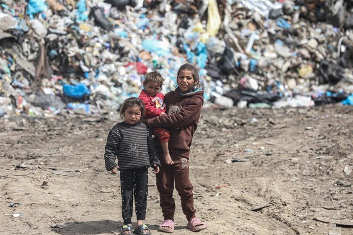 Crianças palestinas desalojadas em frente a um depósito de lixo na área de Yarmouk, na Cidade de Gaza, no norte da Faixa de Gaza, durante a ofensiva militar de Israel contra o enclave (arquivo).