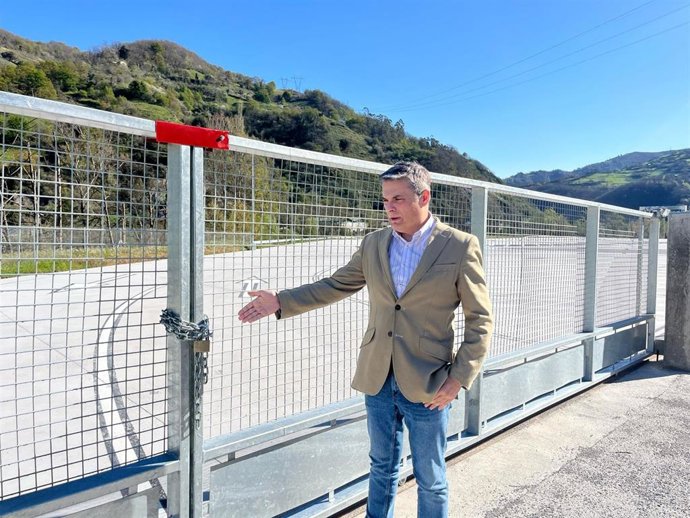 El diputado regional del PP y portavoz de Transportes, Pedro de Rueda, en el aparcamiento de emergencia de vehículos pesados de la A-66 en Lena.