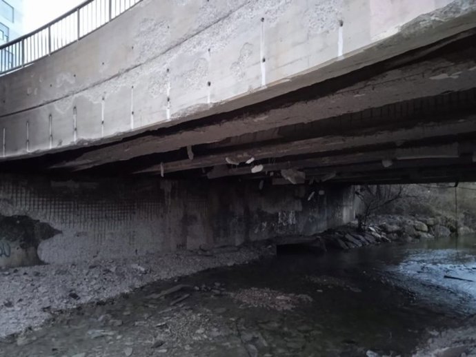El puente del Paseo de la Ilíada tendrá que ser reconstruido, tras las graves afecciones que le causó el incendio