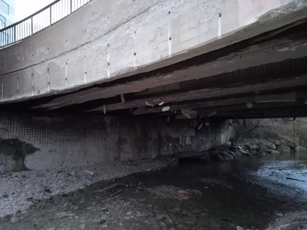 El puente del Paseo de la Ilíada tendrá que ser reconstruido, tras las graves afecciones que le causó el incendio