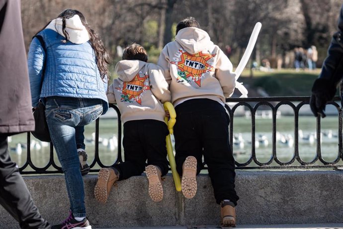 Archivo - Varios niños juegan con sus juguetes, en el Parque de El Retiro, a 6 de enero de 2024, en Madrid (España). 