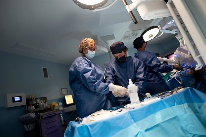 El doctor Campanario y el doctor Medina asistidos durante una intervención con el robot Da Vinci.