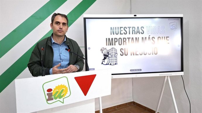 El coordinador de IU Andalucía y diputado en el Congreso, Toni Valero, en rueda de prensa en Málaga