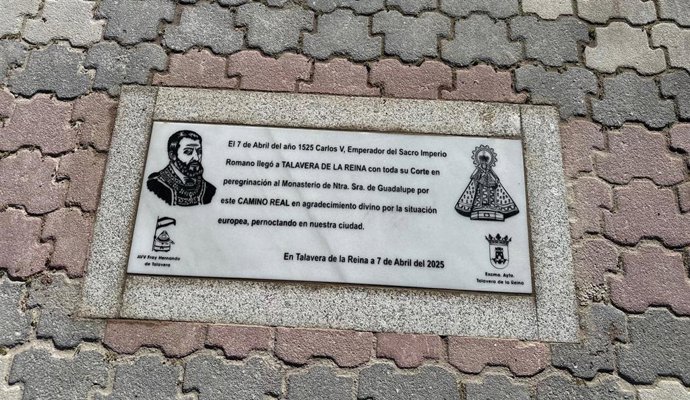 Talavera recuerda los 500 años del paso de Carlos V por la ciudad de camino a Guadalupe con una placa.