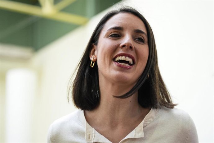 Archivo - La eurodiputada de Podemos, Irene Montero, durante un acto público en el Centro Cívico Cerro del Aguila, a 7 de marzo de 2025 en Sevilla (Andalucía, España). La secretaria general de Podemos, Ione Belarra, participa en un acto público junto a la