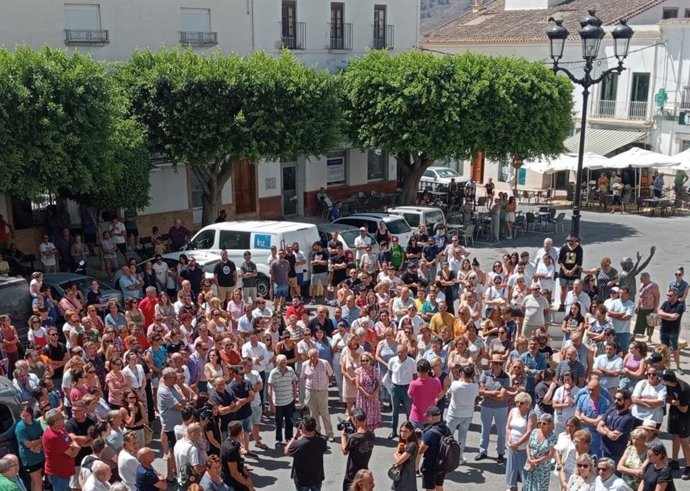 Archivo - Concentración por el crimen de una mujer en Dalías (Almería) en el primer día de luto oficial.