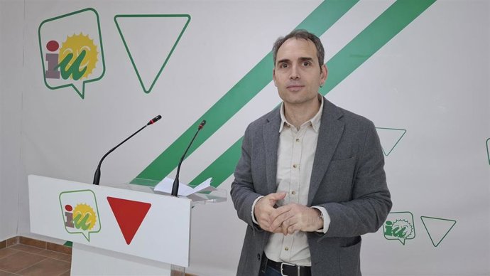 El coordinador de IU Andalucía y diputado en el Congreso, Toni Valero, en rueda de prensa