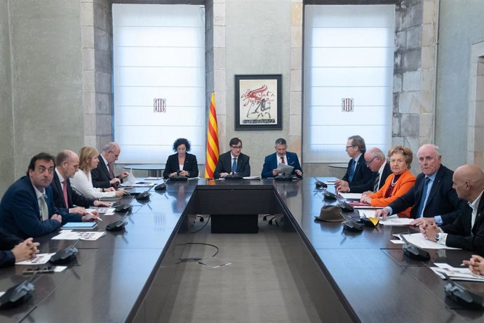 El presidente de la Generalitat, Salvador Illa, acompañado por el conseller de Empresa, Miquel Sàmper, y por la consellera de Economía, Alicia Romero, durante una reunión con el Consell de Cambres.