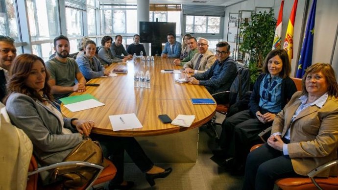 El director de Fondos y Relaciones con la UE, Jesús Ángel Garrido, mantiene una reunión con alcaldes de municipios de más de 2.500 habitantes con el objetivo de mejorar la cooperación y facilitarles la gestión y ejecución de los fondos MRR