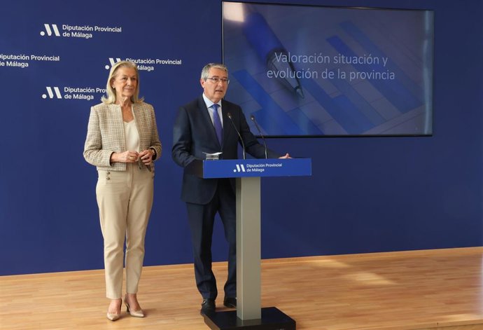 El presidente de la Diputación de Málaga, Francisco Salado, y la diputada provincial, María Francisca Caracuel,  responsable de la Fundación Madeca (Málaga. Desarrollo y Calidad)