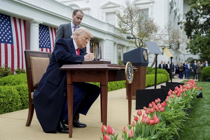 2 de abril de 2025, Washington, Dc, Estados Unidos: O presidente dos EUA, Donald Trump, assina uma ordem executiva adicionando tarifas a quase todos os produtos importados durante seu evento Make America Wealthy Again no Rose Garden da Casa Branca, em 2 d