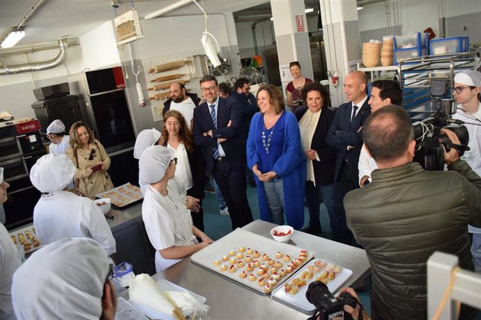 La consejera de Economía de Castilla-La Mancha, Empresas y Empleo, Patricia Franco, y el consejero de Educación, Amador Pastor, en el IES Andrés de Vandelvira.