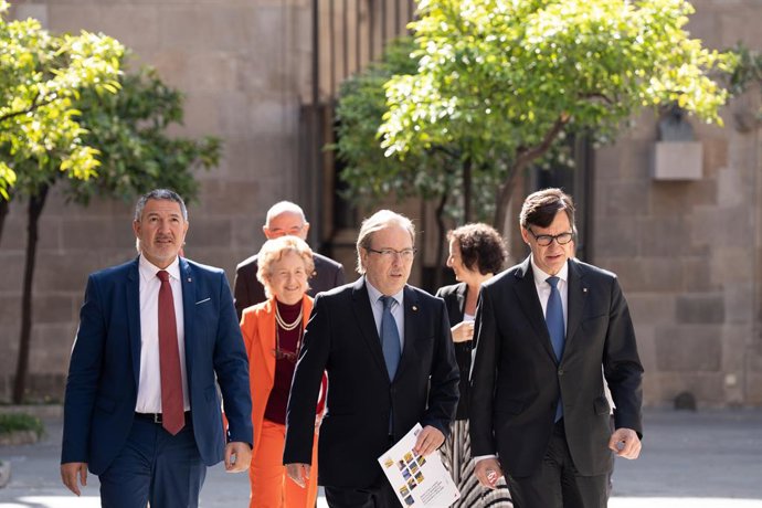 El presidente de la Generalitat, Salvador Illa, acompañado por el conseller de Empresa, Miquel Sàmper, y por la consellera de Economía, Alicia Romero, durante una reunión, en el Palau de la Generalitat, a 7 de abril de 2025, en Barcelona, Catalunya (Españ
