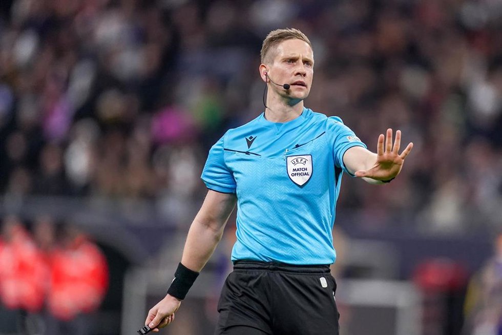 Archivo - El árbitro noruego Espen Eskas en un partido internacional