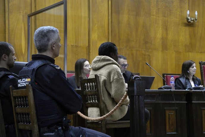 A muller acusada de matar á súa compañeira de piso no Barco de Valdeorras en setembro de 2021, durante un xuízo na Audiencia Provincial de Ourense, a 24 de marzo de 2025, en Ourense, Galicia (España). 