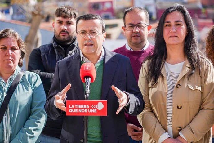 El secretario general del PSOE de Extremadura, Miguel Ángel Gallardo, atiende a los medios de comunicación