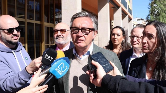 El portavoz del Grupo Vox en Andalucía, Manuel Gavira, este lunes en declaraciones a los medios en Córdoba.