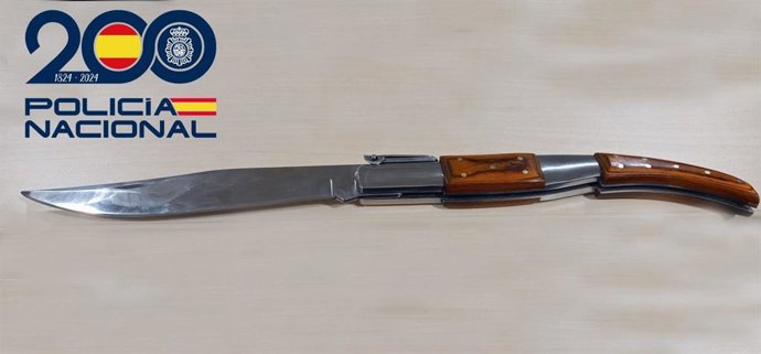 Navaja intervenida al detenido.