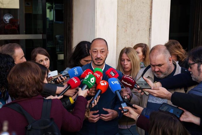 El secretario de Política Institucional y Formación de la CEF del PSOE, Alfonso Rodríguez Gómez de Celis, ofrece declaraciones a los medios, en la puerta del PSOE, a 7 de abril de 2025, en Madrid (España).