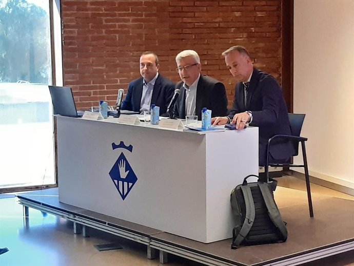 El director general de la Apce, Marc Torrent; el alcalde de Esplugues de Llobregat, Eduard Sanz, y el director del Centro de Empresas de Negocio Inmobiliario de CaixaBank en la Dirección Territorial de Barcelona, Lluís Lázaro