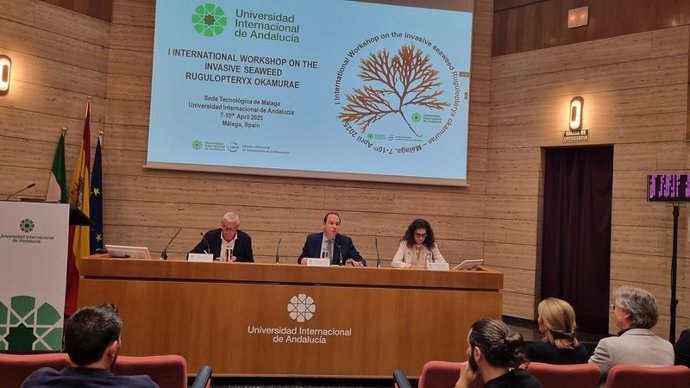 El rector de la UNIA, José Ignacio García; el consejero de Medio Ambiente de la Ciudad Autónoma de Melilla, Daniel Ventura, y la organizadora del workshop 'El alga invasora Rugulopteryx Okamurae'.