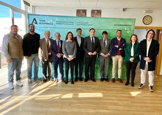 El consejero de Universidad, Investigación e Innovación de la Junta de Andalucía, José Carlos Gómez Villamandos (centro), visita el Hackathon de Andalucía Emprende en Belmez.