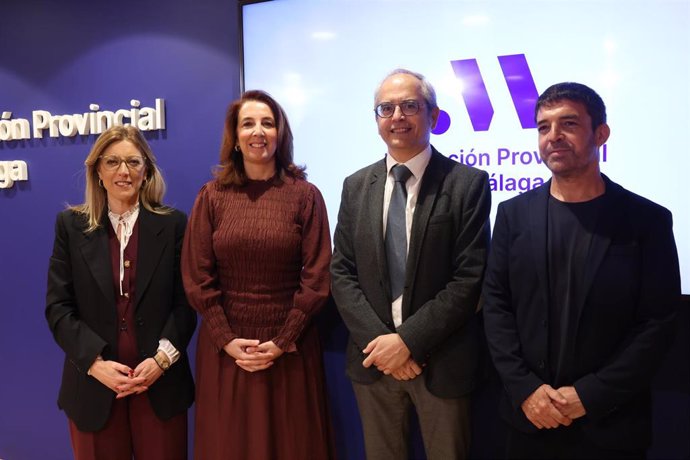 La vicepresidenta de Ciudadanía y Equilibrio Territorial, Antonia Ledesma, junto a Antonio López, director ejecutivo de ICSW y catedrático de Trabajo Social de la Universidad de Málaga, y Joaquín Castillo, profesor de Trabajo Social de la UMA.