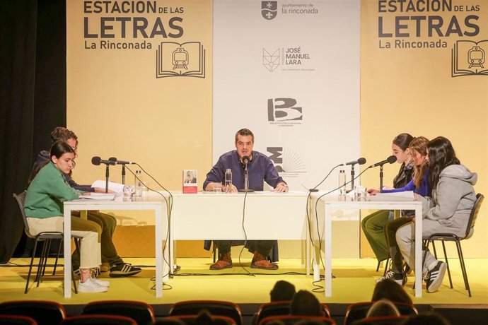 Grabación del podcast de Pérez Azaústre con alumnos de La Rinconada.