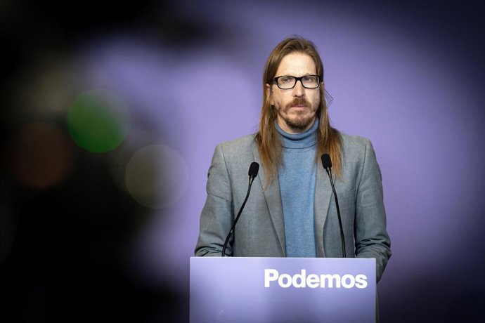Archivo - Arquivo - O secretário de organização e porta-voz do Podemos, Pablo Fernández, durante uma coletiva de imprensa na sede do partido em 12 de fevereiro de 2024, em Madri (Espanha).