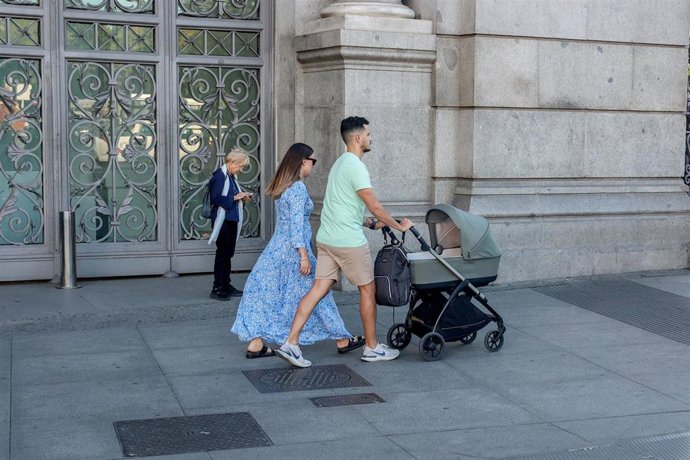 Archivo - Dos personas pasean con un carrito de bebé, a 3 de octubre de 2024, en Madrid (España). España registró en 2023 el mínimo histórico de 1,12 hijos por mujer, ligeramente inferior al anterior registro más bajo alcanzado en 1998 (1,13 hijos por muj