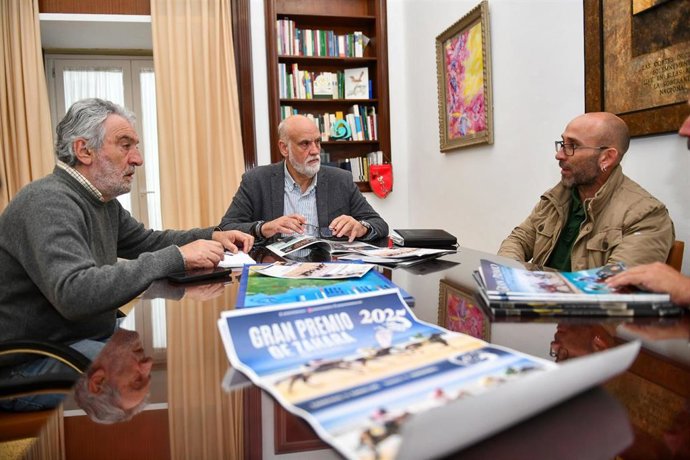 Javier Vidal con representantes de la Asociación de Amigos de las Carreras de Caballos de Zahara de los Atunes.