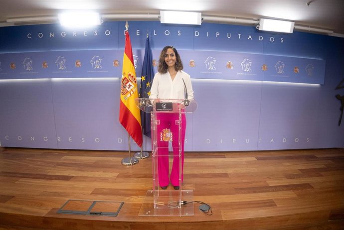 La diputada de Sumar Tesh Sidi durante una rueda de prensa anterior a la Junta de Portavoces, en el Congreso de los Diputados, a 18 de marzo de 2025, en Madrid (España).