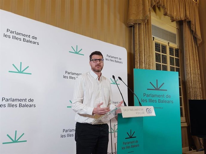 El portavoz parlamentario del PP, Sebastià Sagreras, en rueda de prensa