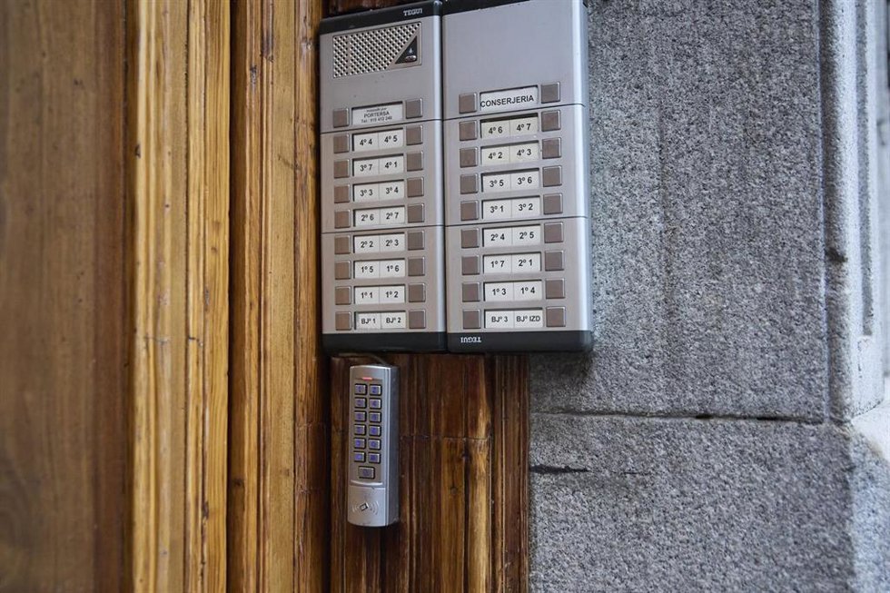 Archivo - Telefonillo de un bloque de viviendas 