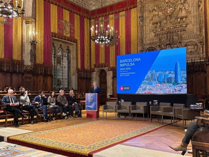 El alcalde Jaume Collboni presenta el plan 'Barcelona Impulsa' en el Saló de Cent del Ayuntamiento