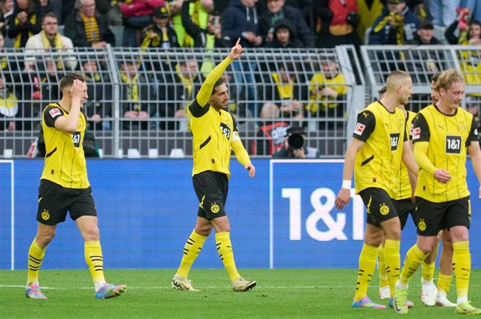 Emre del Dortmund celebra el segundo gol de su equipo con sus compañeros durante el partido de fútbol de la Bundesliga alemana entre el Borussia Dortmund y el FSV Mainz 05 en el Signal Iduna Park