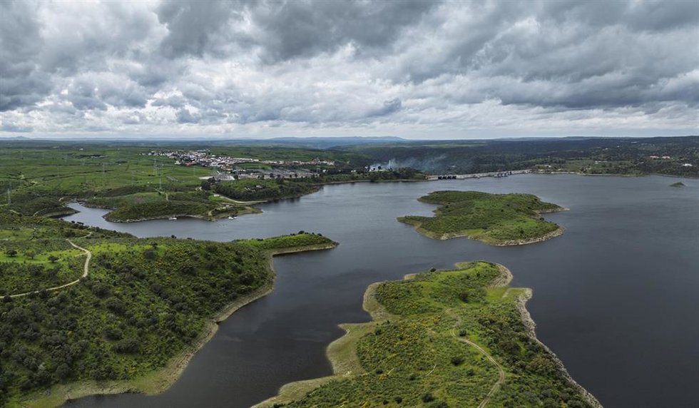 Vista del embalse de Alcántara, a 19 de marzo de 2025, en Cáceres, Extremadura (España).