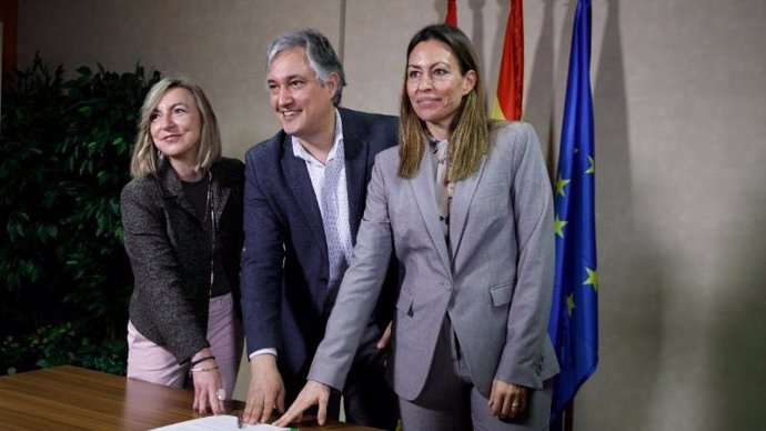 El consejero de Cultura, Turismo, Deporte y Juventud, José Luis Pérez Pastor, la rectora de la Universidad de La Rioja, Eva Sanz, y la vicerrectora de estudiantes e inclusión de UNED, Ana María Lisbona Bañuelos, firman e informan del convenio